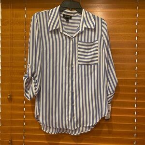 A Byer blue and white striped 3/4 sleeves button up blouse  size M (d)